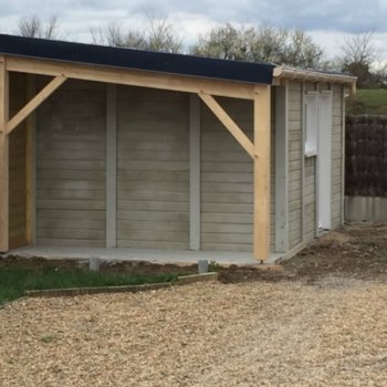 Abri de jardin en béton aspect bois 1 pente avec bûcher